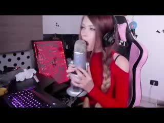 streamer sexually moans kisses and licks the microphone (sex, erotica, funny, funny) 240p